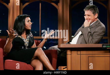 Schauspielerin Mindy Kaling, links, plaudert mit Host Craig Fergsuon während eines Segments der 'Late Late Show with Craig Ferguson"bei CBS Television City in Los Angeles, Kalifornien am 10. September 2009. Foto von Francis Specker Stockfoto