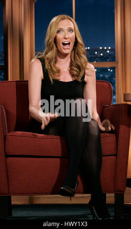 Schauspielerin Toni Collette, links, mit Host Craig Ferguson während ein Segment der 'The Late Late Show with Craig Ferguson"bei CBS Television City in Los Angeles, Kalifornien, am 29. Juli 2009. Foto von Francis Specker Stockfoto