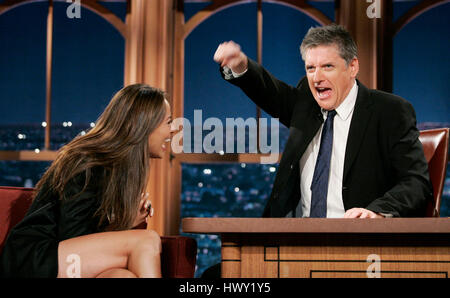 Schauspielerin Moon Bloodgood, links, mit Host Craig Ferguson während ein Segment der 'The Late Late Show with Craig Ferguson"bei CBS Television City in Los Angeles, am 23. April 2009. Foto von Francis Specker Stockfoto