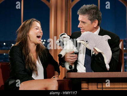 Schauspielerin Moon Bloodgood, links, mit Host Craig Ferguson während ein Segment der 'The Late Late Show with Craig Ferguson"bei CBS Television City in Los Angeles, am 23. April 2009. Foto von Francis Specker Stockfoto