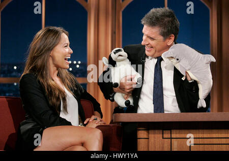 Schauspielerin Moon Bloodgood, links, mit Host Craig Ferguson während ein Segment der 'The Late Late Show with Craig Ferguson"bei CBS Television City in Los Angeles, am 23. April 2009. Foto von Francis Specker Stockfoto