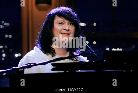 Sänger Anohni aka Antony Hegarty von Antony und der Johnsons führt während ein Segment der 'The Late Late Show with Craig Ferguson"bei CBS Television City in Los Angeles, Kalifornien, am 20. April 2009. Foto von Francis Specker Stockfoto