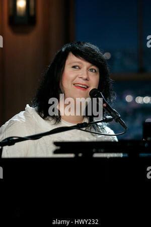 Sänger Anohni aka Antony Hegarty von Antony und der Johnsons führt während ein Segment der 'The Late Late Show with Craig Ferguson"bei CBS Television City in Los Angeles, Kalifornien, am 20. April 2009. Foto von Francis Specker Stockfoto
