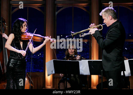 Geigerin Lucia Micarelli, führen Links und dem Trompeter Chris Botti in ein Segment der 'The Late Late Show with Craig Ferguson"bei CBS Television City in Los Angeles, Kalifornien, am 22. April 2009. Foto von Francis Specker Stockfoto