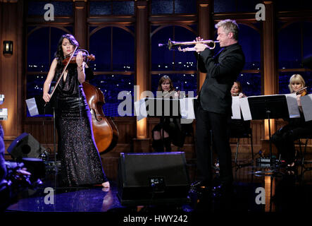 Geigerin Lucia Micarelli, führen Links und dem Trompeter Chris Botti in ein Segment der 'The Late Late Show with Craig Ferguson"bei CBS Television City in Los Angeles, Kalifornien, am 22. April 2009. Foto von Francis Specker Stockfoto