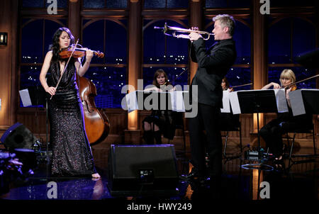 Geigerin Lucia Micarelli, führen Links und dem Trompeter Chris Botti in ein Segment der 'The Late Late Show with Craig Ferguson"bei CBS Television City in Los Angeles, Kalifornien, am 22. April 2009. Foto von Francis Specker Stockfoto