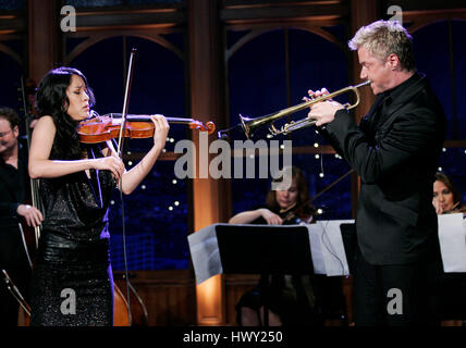 Geigerin Lucia Micarelli, führen Links und dem Trompeter Chris Botti in ein Segment der 'The Late Late Show with Craig Ferguson"bei CBS Television City in Los Angeles, Kalifornien, am 22. April 2009. Foto von Francis Specker Stockfoto