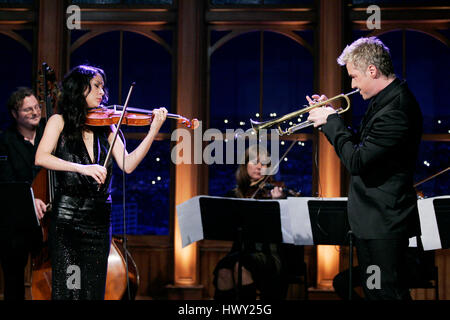 Geigerin Lucia Micarelli, führen Links und dem Trompeter Chris Botti in ein Segment der 'The Late Late Show with Craig Ferguson"bei CBS Television City in Los Angeles, Kalifornien, am 22. April 2009. Foto von Francis Specker Stockfoto