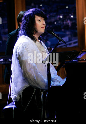 Sänger Anohni aka Antony Hegarty von Antony und der Johnsons führt während ein Segment der 'The Late Late Show with Craig Ferguson"bei CBS Television City in Los Angeles, Kalifornien, am 20. April 2009. Foto von Francis Specker Stockfoto