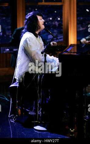 Sänger Anohni aka Antony Hegarty von Antony und der Johnsons führt während ein Segment der 'The Late Late Show with Craig Ferguson"bei CBS Television City in Los Angeles, Kalifornien, am 20. April 2009. Foto von Francis Specker Stockfoto
