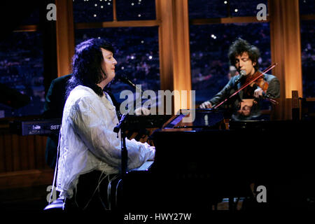 Sänger Anohni aka Antony Hegarty von Antony und der Johnsons führt während ein Segment der 'The Late Late Show with Craig Ferguson"bei CBS Television City in Los Angeles, Kalifornien, am 20. April 2009. Foto von Francis Specker Stockfoto