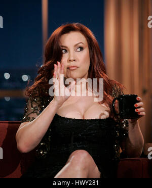 Schauspielerin Jennifer Tilly während ein Segment der 'The Late Late Show with Craig Ferguson"bei CBS Television City in Los Angeles, Kalifornien, am 1. April 2009. Foto von Francis Specker Stockfoto