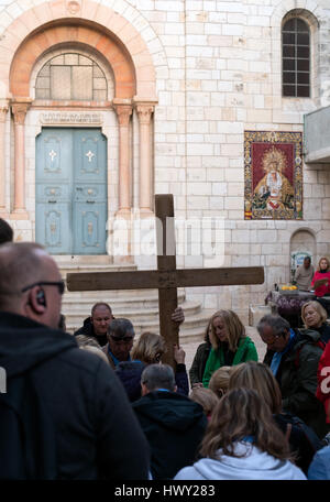 Jerusalem, Israel - 24. Februar 2017: Beten Menschen in einer religiösen Prozession nach Christus das Kreuz auf dem Weg zu seiner Kreuzigung, Straße Stockfoto