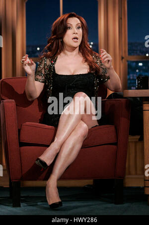 Schauspielerin Jennifer Tilly während ein Segment der 'The Late Late Show with Craig Ferguson"bei CBS Television City in Los Angeles, Kalifornien, am 1. April 2009. Foto von Francis Specker Stockfoto