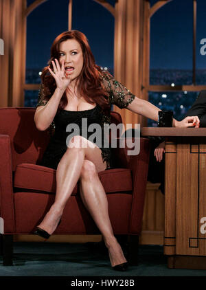 Schauspielerin Jennifer Tilly während ein Segment der 'The Late Late Show with Craig Ferguson"bei CBS Television City in Los Angeles, Kalifornien, am 1. April 2009. Foto von Francis Specker Stockfoto