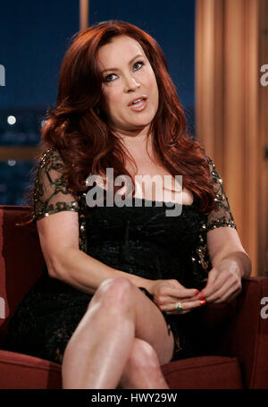 Schauspielerin Jennifer Tilly während ein Segment der 'The Late Late Show with Craig Ferguson"bei CBS Television City in Los Angeles, Kalifornien, am 1. April 2009. Foto von Francis Specker Stockfoto