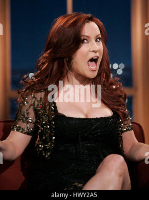 Schauspielerin Jennifer Tilly während ein Segment der 'The Late Late Show with Craig Ferguson"bei CBS Television City in Los Angeles, Kalifornien, am 1. April 2009. Foto von Francis Specker Stockfoto