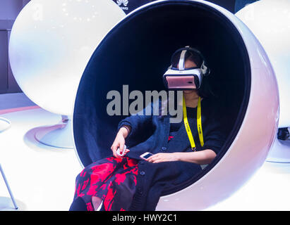 LAS VEGAS - JAN 08: Virtual-Reality-Demonstration auf der Huawei-Stand auf der CES in Las Vegas auf Anzeigen 8. Januar 2017, CES ist die weltweit führende co Stockfoto