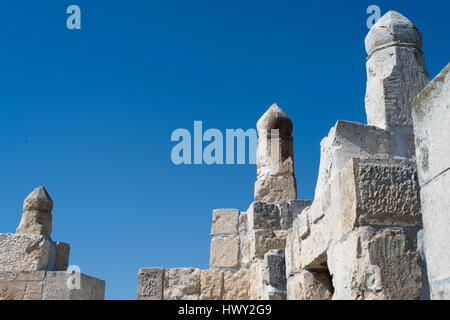 Ihren Höhepunkt erreichte Steinen von den südlichen Teil der alten Stadtmauer rund um die Altstadt von Jerusalem, Israel Stockfoto