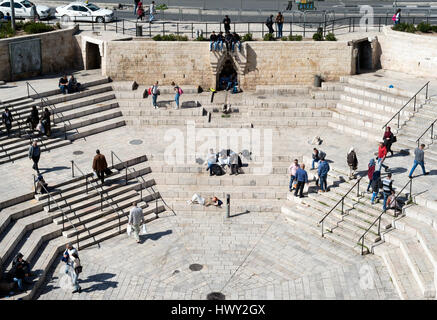 Jerusalem, Israel - 25. Februar 2017: Leute sitzen auf dem Eingang Platz vor Damaskus-Tor, Stadtmauer Stockfoto