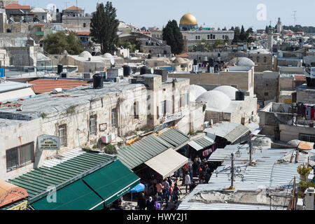 Jerusalem, Israel - 25. Februar 2017: Blick auf die Kuppel des Felsens aus dem südlichen Teil der alten Stadtmauer Stockfoto