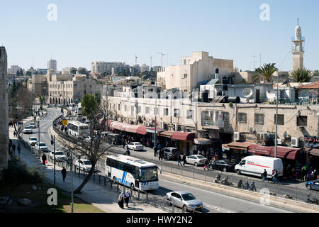 Jerusalem, Israel - 25. Februar 2017: Autos und Menschen auf der Straße von Sultan Suleiman Stockfoto