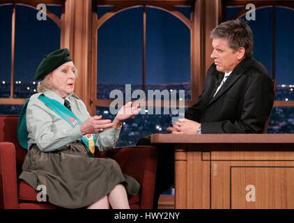 Betty White in einer Pfadfinderin Uniform, links, plaudert mit Host Craig Ferguson während ein Segment der 'The Late Late Show with Craig Ferguson"bei CBS Television City in Los Angeles, Kalifornien, am 2. März 2009. Foto von Francis Specker Stockfoto