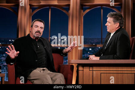 Schauspieler Tom Selleck, links, plaudert mit Host Craig Ferguson während ein Segment der "The Late Late Show with Craig Ferguson" bei CBS Television City in Los Angeles, Kalifornien am 12. Februar 2009. Foto von Francis Specker Stockfoto