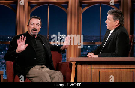 Schauspieler Tom Selleck, links, plaudert mit Host Craig Ferguson während ein Segment der "The Late Late Show with Craig Ferguson" bei CBS Television City in Los Angeles, Kalifornien am 12. Februar 2009. Foto von Francis Specker Stockfoto