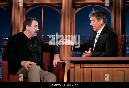 Schauspieler Tom Selleck, links, plaudert mit Host Craig Ferguson während ein Segment der "The Late Late Show with Craig Ferguson" bei CBS Television City in Los Angeles, Kalifornien am 12. Februar 2009. Foto von Francis Specker Stockfoto