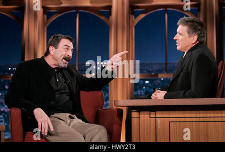 Schauspieler Tom Selleck, links, plaudert mit Host Craig Ferguson während ein Segment der "The Late Late Show with Craig Ferguson" bei CBS Television City in Los Angeles, Kalifornien am 12. Februar 2009. Foto von Francis Specker Stockfoto