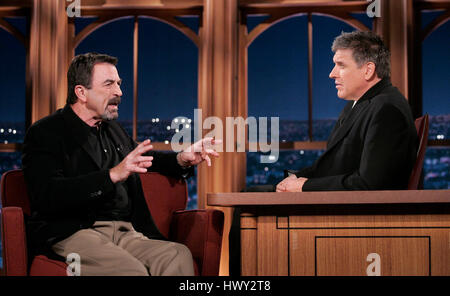 Schauspieler Tom Selleck, links, plaudert mit Host Craig Ferguson während ein Segment der "The Late Late Show with Craig Ferguson" bei CBS Television City in Los Angeles, Kalifornien am 12. Februar 2009. Foto von Francis Specker Stockfoto