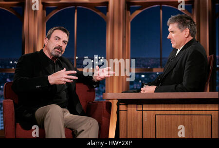 Schauspieler Tom Selleck, links, plaudert mit Host Craig Ferguson während ein Segment der "The Late Late Show with Craig Ferguson" bei CBS Television City in Los Angeles, Kalifornien am 12. Februar 2009. Foto von Francis Specker Stockfoto