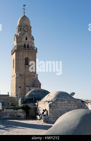 Jerusalem, Israel - 25. Februar 2017: Mädchen sitzen in der Nähe des Glockenturms der Abtei Dormitio Stockfoto