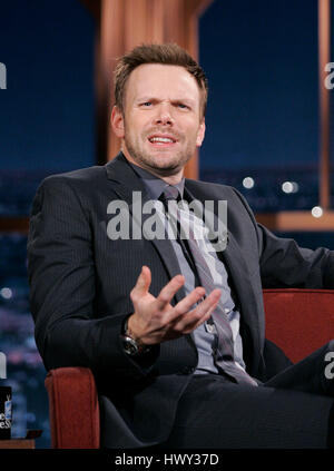 Joel McHale während ein Segment der 'The Late Late Show with Craig Ferguson"bei CBS Television City in Los Angeles, Kalifornien, am 20. Januar 2009. Foto von Francis Specker Stockfoto
