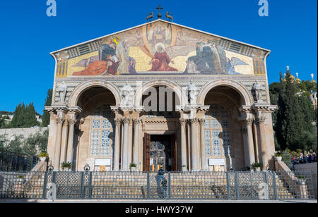 Jerusalem, Israel - 25. Februar 2017: Menschen Sie stehen vor dem Haupteingang der Kirche Gethsemane Stockfoto