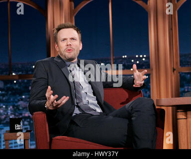 Joel McHale während ein Segment der 'The Late Late Show with Craig Ferguson"bei CBS Television City in Los Angeles, Kalifornien, am 20. Januar 2009. Foto von Francis Specker Stockfoto