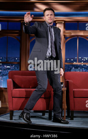 Joel McHale während ein Segment der 'The Late Late Show with Craig Ferguson"bei CBS Television City in Los Angeles, Kalifornien, am 20. Januar 2009. Foto von Francis Specker Stockfoto