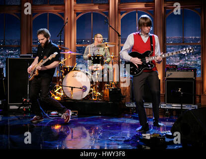 Die Band "Death Cab For Cutie" mit Nicholas Harmer am Bass, links, Jason McGerr am Schlagzeug und Chris Walla an der Gitarre, führt in ein Segment der "The Late Late Show with Craig Ferguson" auf CBS Television City in Los Angeles am Freitag, 12. Dezember 2008. Foto von Francis Specker Stockfoto