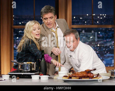 Chef Wolfgang Puck, Recht, Schauspielerin Kristen Bell, links und Host Craig Ferguson zeigen auf eine Ente während einer Weihnachten Aufzeichnung von "The Late Late Show with Craig Ferguson" bei CBS Television City in Los Angeles Donnerstag, 11. Dezember 2008. Foto von Francis Specker Stockfoto