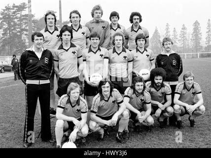 Wolverhampton Wanderers FC Team Kader 1980 Mel Eves, Norman Bell, Paul Bradshaw, Wayne Clarke, Geoff Palmer. Richie Barker, Colin Brazier, Emlyn Hughes, Andy Grey, John Richards, John Malam. Willie Carr, Kenny Hibbitt, Peter Daniel, George Berry, Derek Parkin. Stockfoto