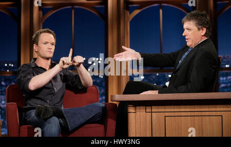 Schauspieler Neil Patrick Harris, links, mit Host Craig Ferguson während ein Segment der 'The Late Late Show with Craig Ferguson"bei CBS Television City in Los Angeles am Dienstag, 25. November 2008. Foto von Francis Specker Stockfoto