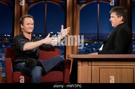 Schauspieler Neil Patrick Harris, links, mit Host Craig Ferguson während ein Segment der 'The Late Late Show with Craig Ferguson"bei CBS Television City in Los Angeles am Dienstag, 25. November 2008. Foto von Francis Specker Stockfoto