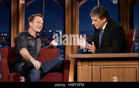 Schauspieler Neil Patrick Harris, links, mit Host Craig Ferguson während ein Segment der 'The Late Late Show with Craig Ferguson"bei CBS Television City in Los Angeles am Dienstag, 25. November 2008. Foto von Francis Specker Stockfoto