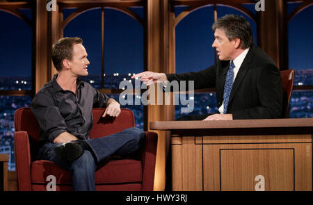 Schauspieler Neil Patrick Harris, links, mit Host Craig Ferguson während ein Segment der 'The Late Late Show with Craig Ferguson"bei CBS Television City in Los Angeles am Dienstag, 25. November 2008. Foto von Francis Specker Stockfoto