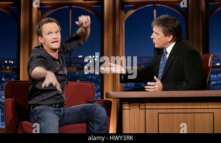 Schauspieler Neil Patrick Harris, links, mit Host Craig Ferguson während ein Segment der 'The Late Late Show with Craig Ferguson"bei CBS Television City in Los Angeles am Dienstag, 25. November 2008. Foto von Francis Specker Stockfoto