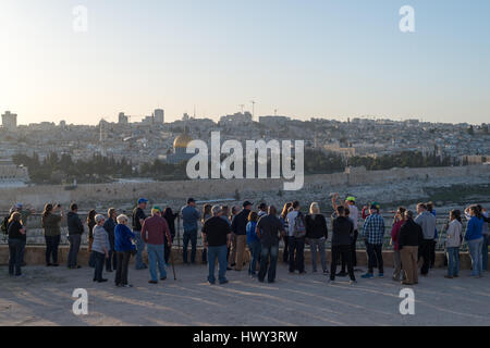 Jerusalem, Israel - 25. Februar 2017: Besucher der Ölberg das Stadtpanorama bei Sonnenuntergang Stockfoto