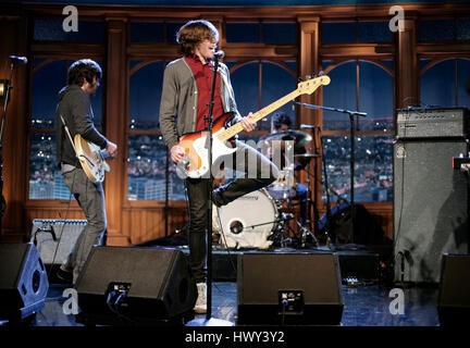 Die Rock-Band "Tokyo Police Club" mit Mitgliedern Dave Monk auf Lead-Gesang und Bass, Josh Hook Links Gitarre und Greg Alsop am Schlagzeug, führen ein Segment der "The Late Late Show with Craig Ferguson" bei CBS Television City in Los Angeles auf Montag, 3. November 2008. Foto von Francis Specker Stockfoto