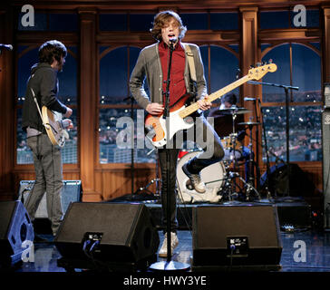 Die Rock-Band "Tokyo Police Club" mit Mitgliedern Dave Monk auf Lead-Gesang und Bass, Josh Hook Links Gitarre und Greg Alsop am Schlagzeug, führen ein Segment der "The Late Late Show with Craig Ferguson" bei CBS Television City in Los Angeles auf Montag, 3. November 2008. Foto von Francis Specker Stockfoto