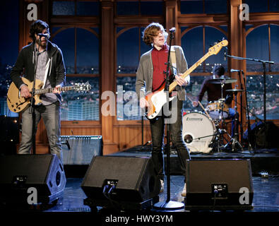 Die Rock-Band "Tokyo Police Club" mit Mitgliedern Dave Monk auf Lead-Gesang und Bass, Josh Hook Links Gitarre und Greg Alsop am Schlagzeug, führen ein Segment der "The Late Late Show with Craig Ferguson" bei CBS Television City in Los Angeles auf Montag, 3. November 2008. Foto von Francis Specker Stockfoto